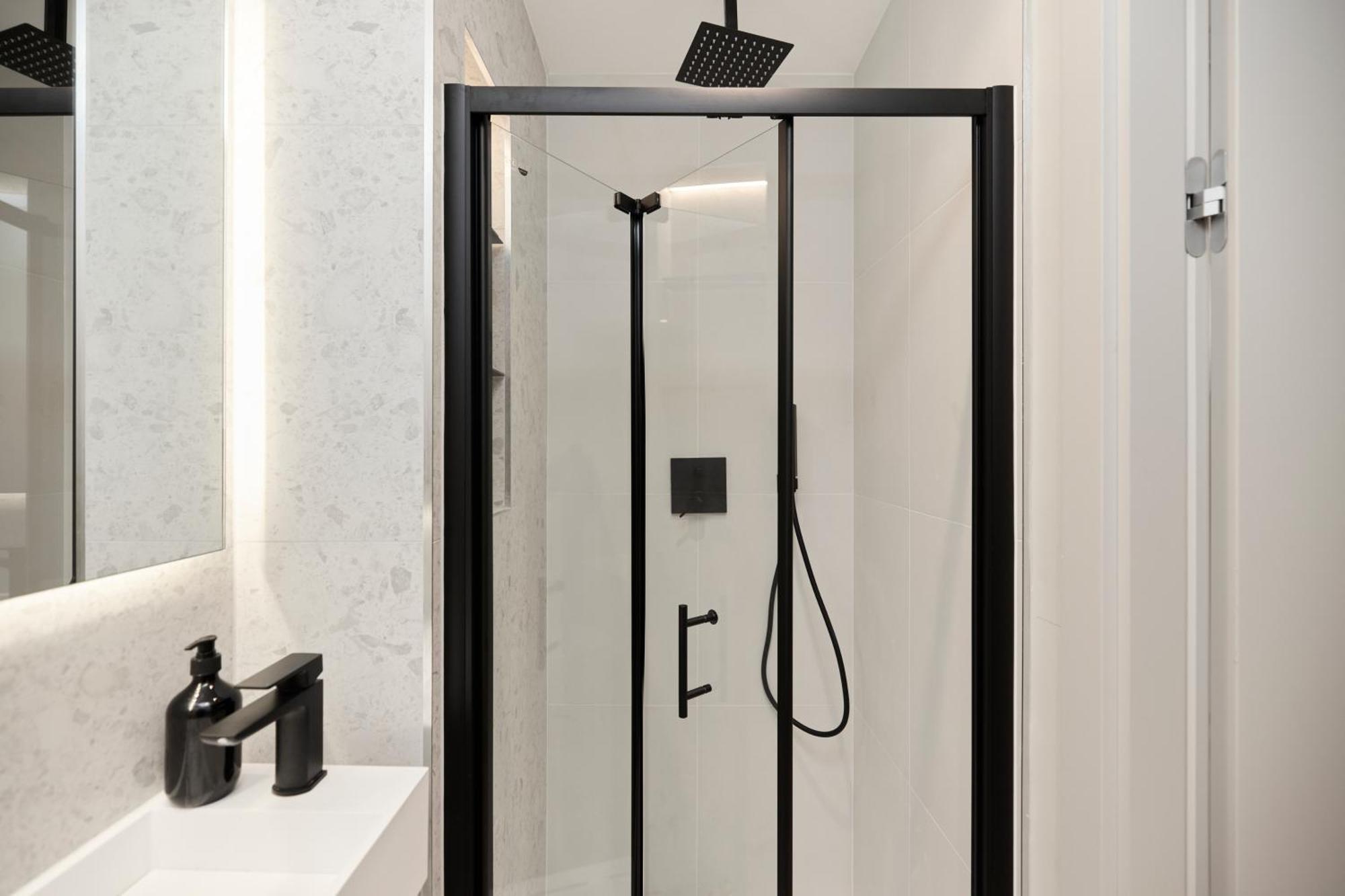 The Letchford Garden Mews - Elegant 2bdr House With Garden & Patio Apartment